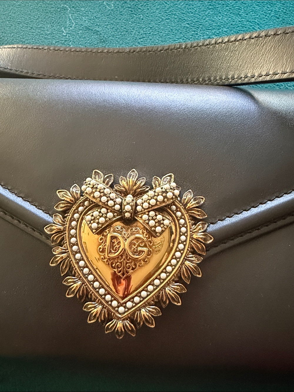 Dolce & Gabbana Black Leather waist /belt bag with Gold Heart Emblem - Picture 6 of 6